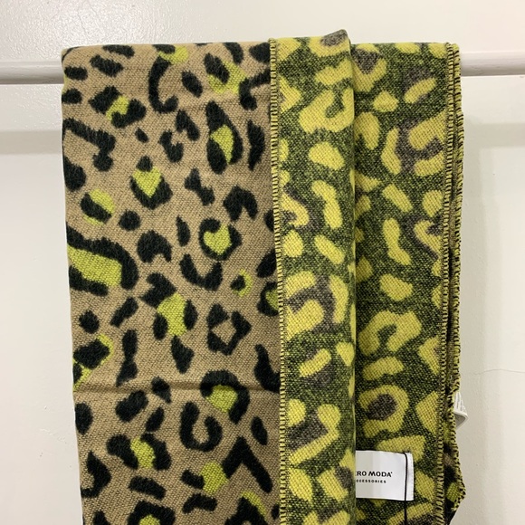 NWT- Vero Moda leopard print long scarf in tan/neon green accents - Picture 5 of 5